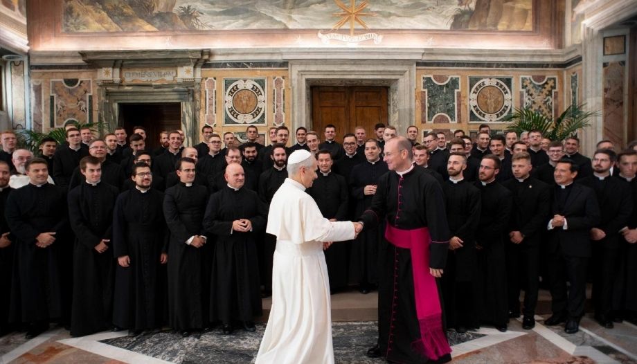 Papa con seminaristas americanos