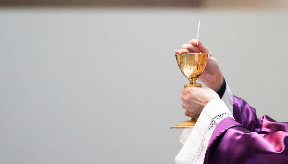 mujer sacerdote