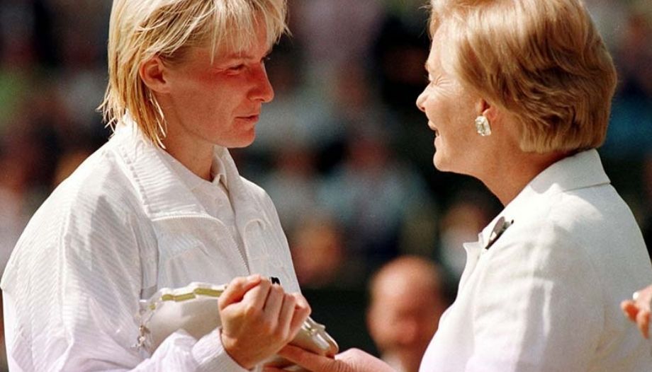 Duquesa de Kent entrega el premio de subcampeona de Wimbledon a Jana Novotna, en 1993.
