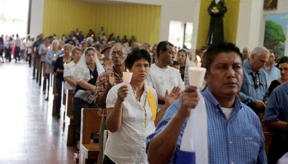 Gente rezando en la catedral de Managua (Nicaragua).