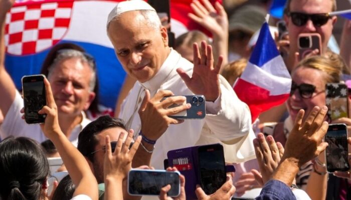 Papa saluda los fieles en la Plaza de San Pedro el 7 de septiembre.