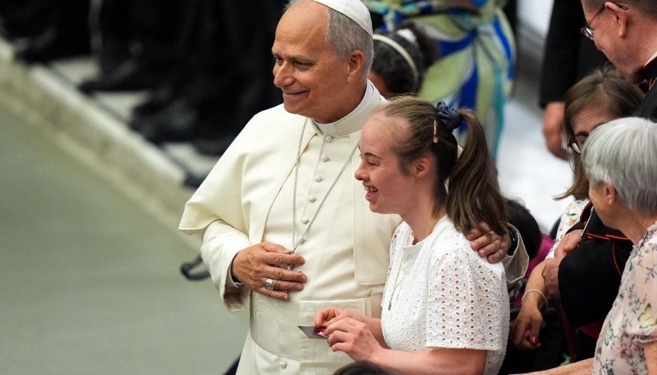 Papa León XIV con una joven en audiencia de 27 de agosto.