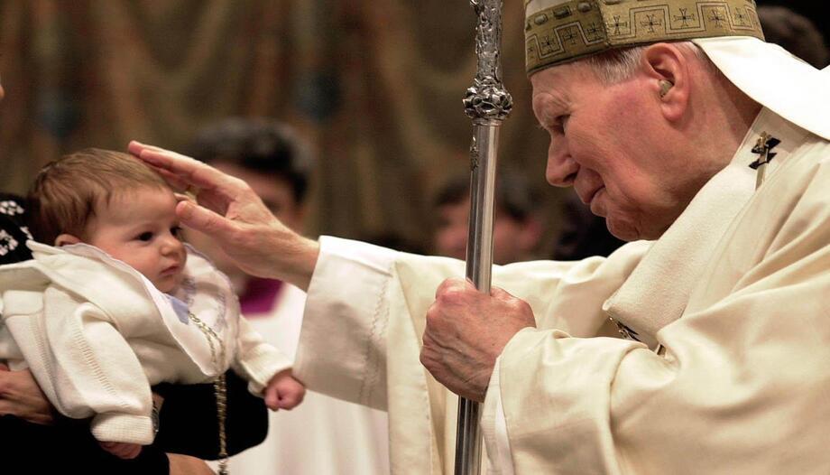 San Juan Pablo II bendice a un bebé.