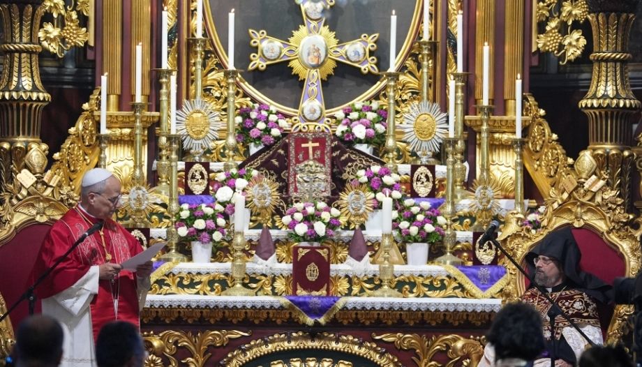 El Papa León saluda al arzobispo armenio el 30 de noviembre de 2025.