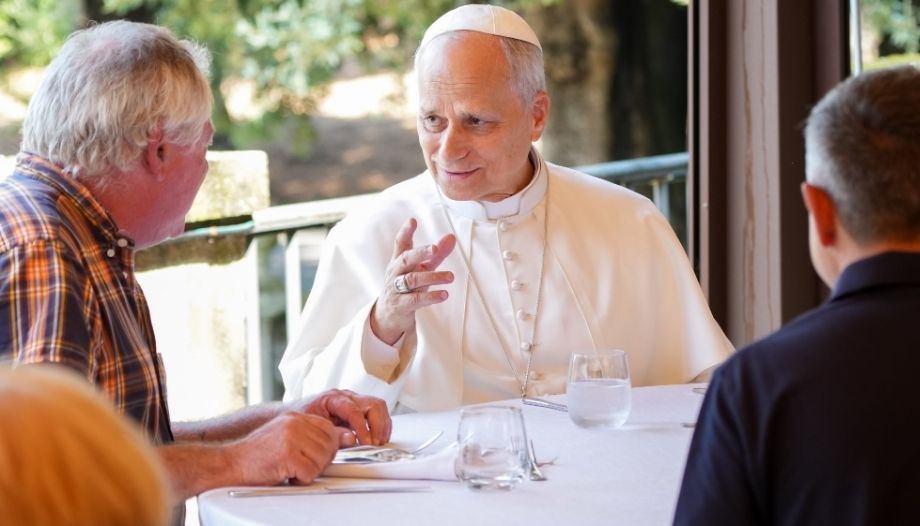 Papa con invitados de Caritas en agosto 2025.
