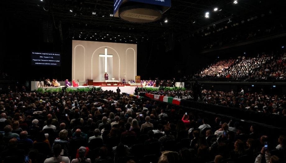 Misa del Papa León XIV en el Volkswagen Arena de Estambul.