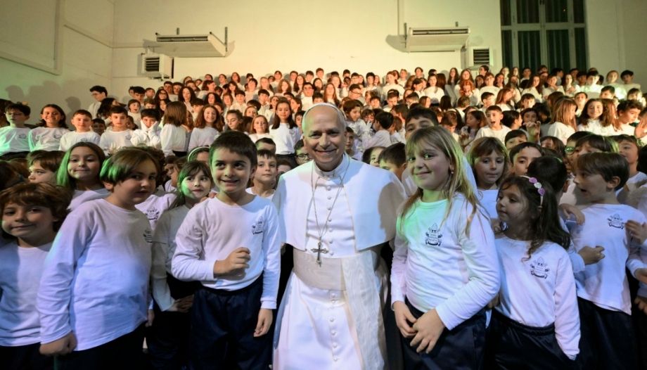 El Papa, con niños de un coro en Navidad.