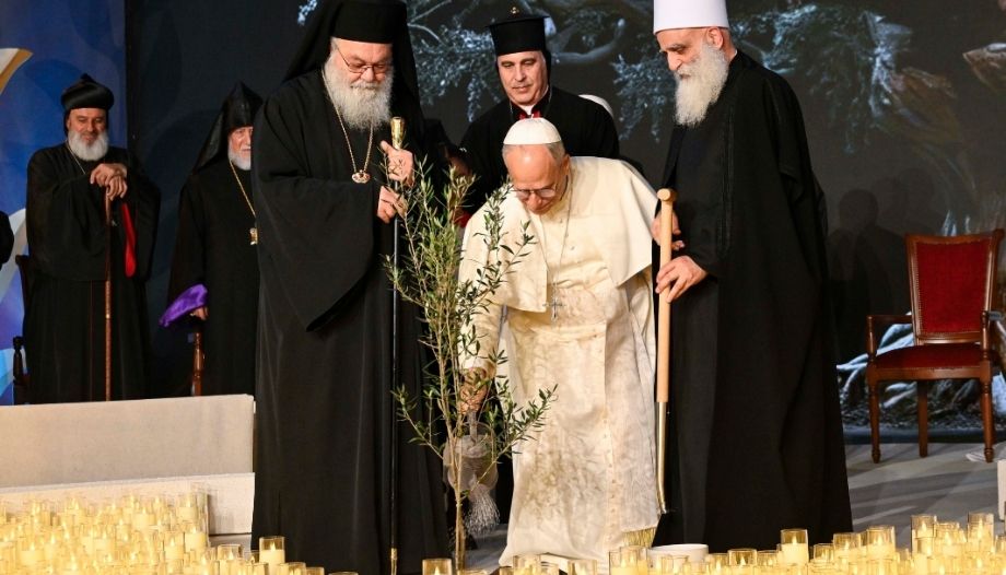Papa y líderes religiosos plantan olivo en Beirut.