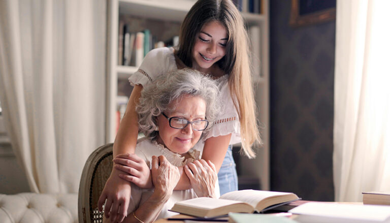 Abuela con nieta.