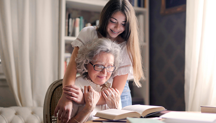 Abuela con nieta.