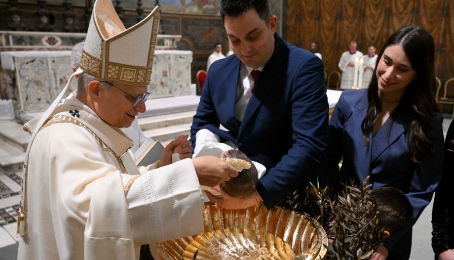 Papa bautiza a un niño el 11 de enero de 2026.