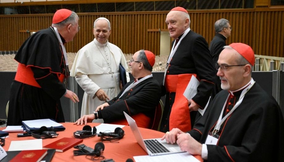 Papa León XIV con cardenales en el consistorio de enero de 2026.