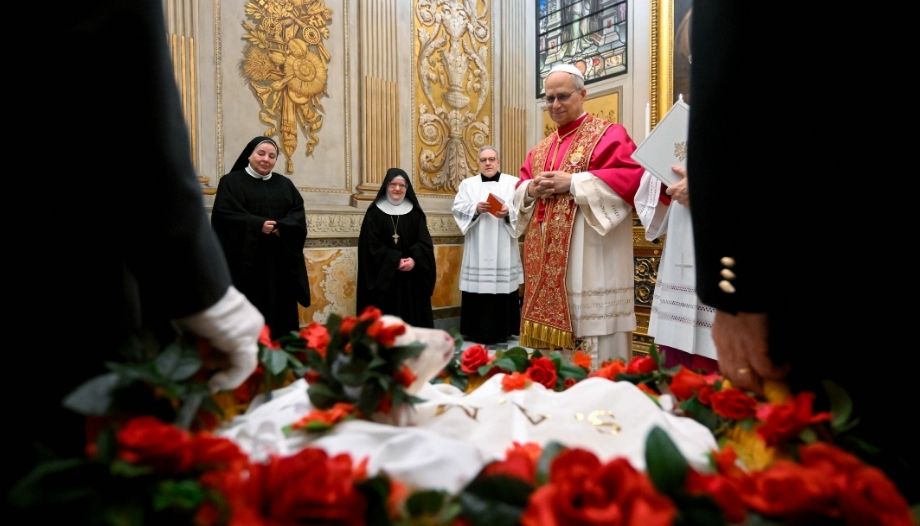 El Papa bendice los corderos para los palios.