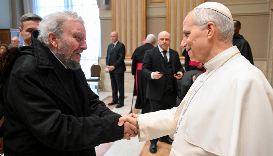 El Papa saluda a Kiko Argüello, cofundador del Camino Neocatecumenal.