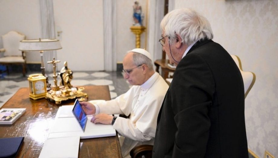 El Papa León XIV accede a la lectura digital de la Sábasa Santa de Turín.