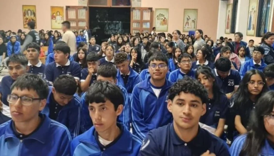 Jovenes de un colegio de Coprodeli (Perú).