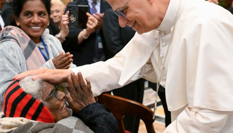 Papa saluda a una anciana.