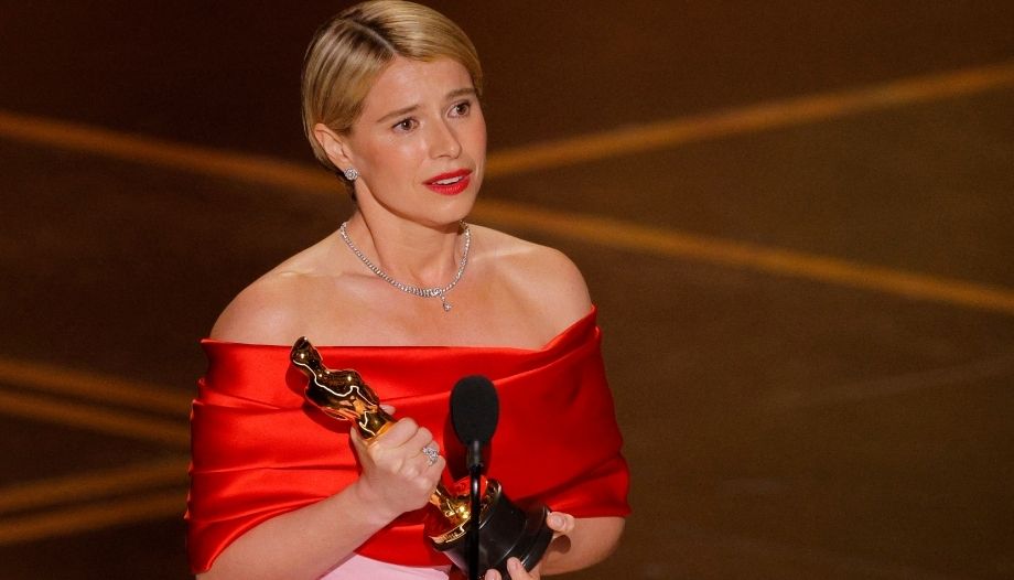 Jessie Buckley al ganar un Oscar.