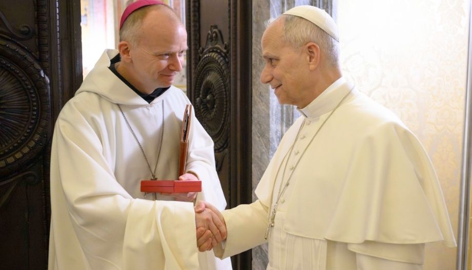 El Papa León XIV con el obispo Mons. Varden.