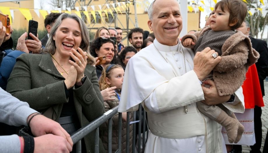 Papa con niño en brazos en Roma, marzo 2026.