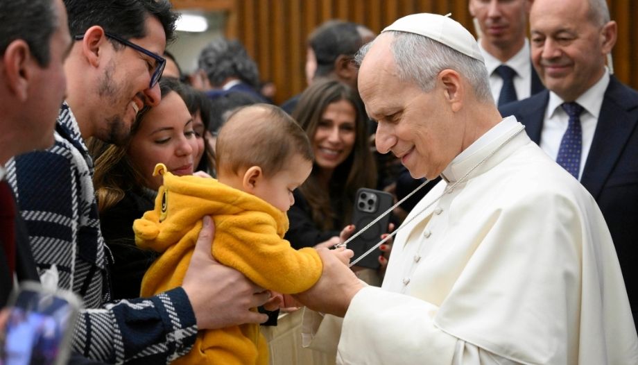 Papa saluda a un bebé.
