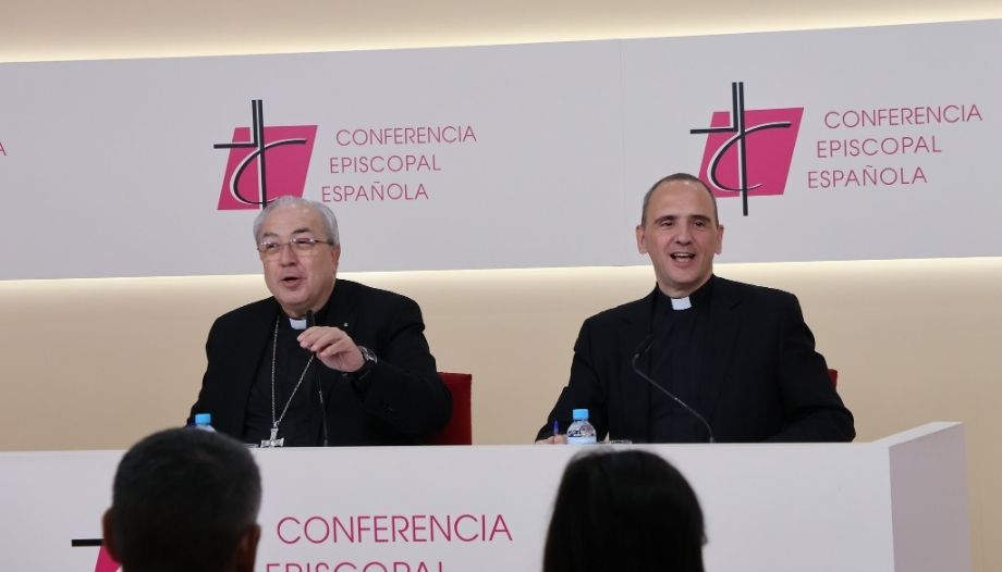 Obispo García Magán y dircom de la CEE, Josetxo Vera.