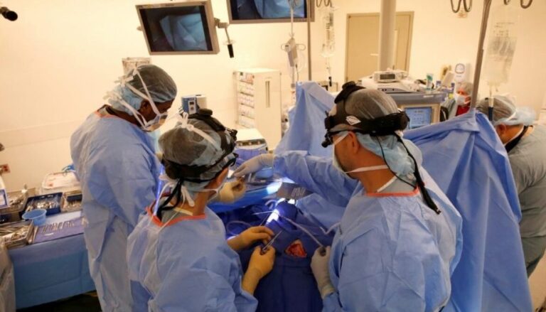 Medicos en una intervención de neurocirugía.