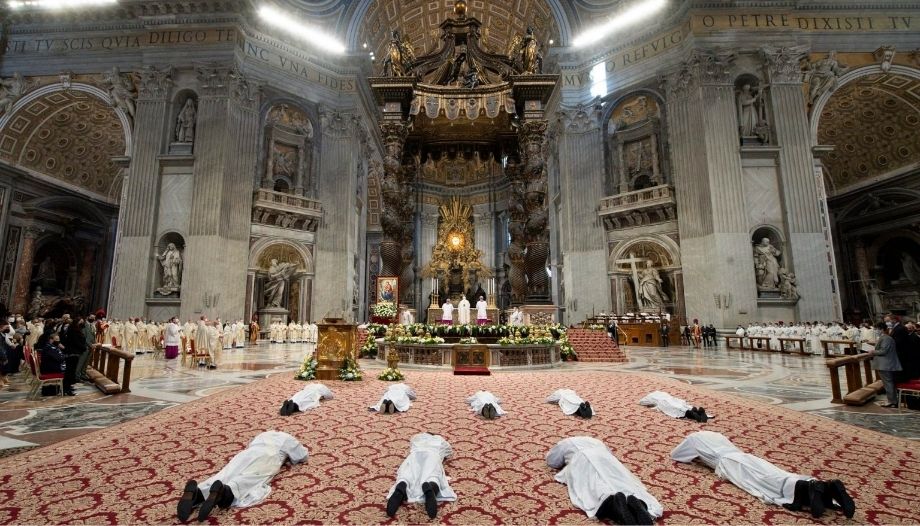 Ordenaciones sacerdotales en San Pedro.