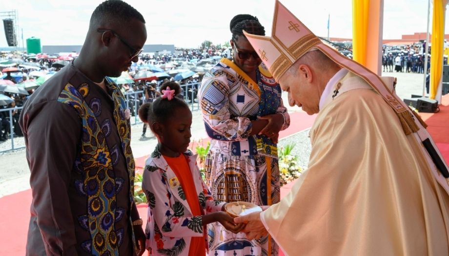 Papa en Angola, en -Saurimo, con una familia.