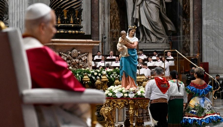 Papa ante imagen Nuestra Señora de la Paz, en San Pedro, abril 2026.