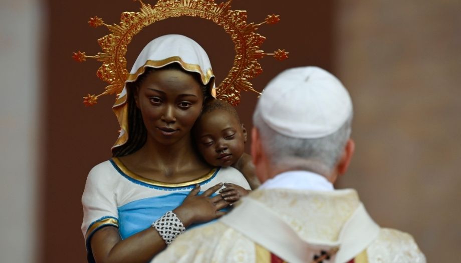 El Papa reza a la Virgen en Guinea Ecuatorial.