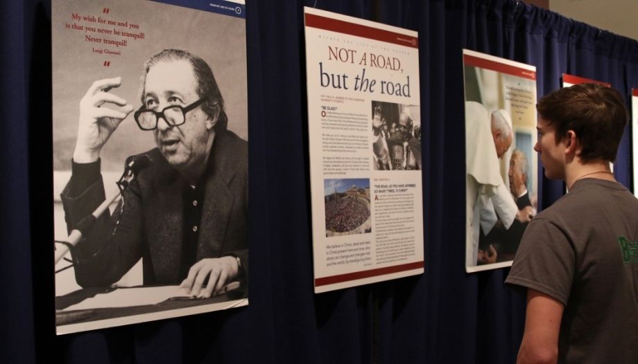Don Giussani, en una exposición en Nueva York.