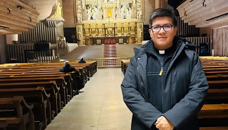 Freddy, sacerdote ecuatoriano.