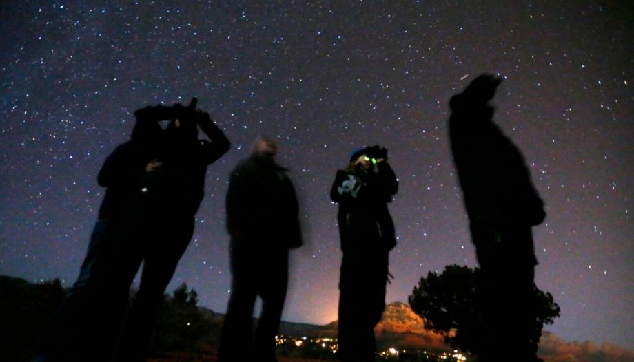 Gente observa el espacio.
