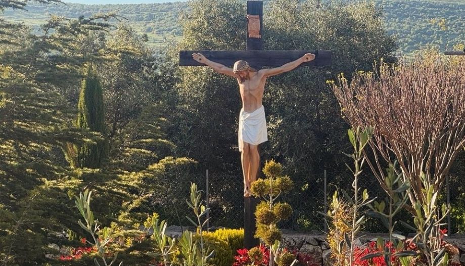 Estatua de Jesús crucificado en Líbano