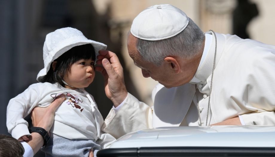 Papa saluda a un niño.