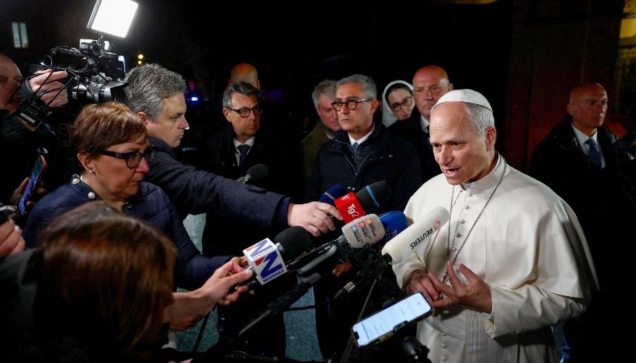 Papa en Castelgandolfo charla con periodistas.