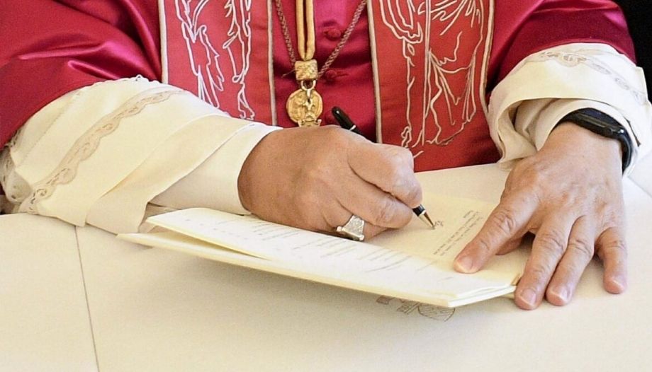 Papa León XIV firma la Exhortación Dilexi Te.