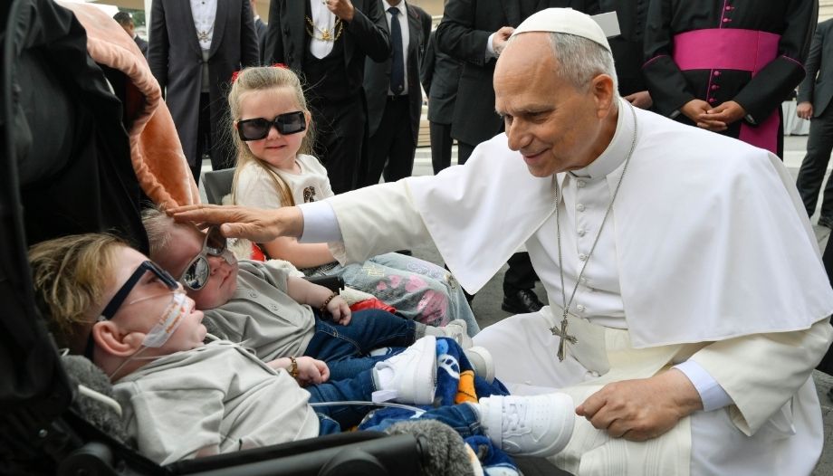 Papa con niños discapacitados.