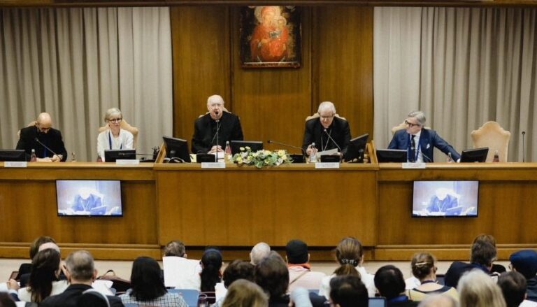 Il cardinale Farrell e l'arcivescovo Saiz Meneses.