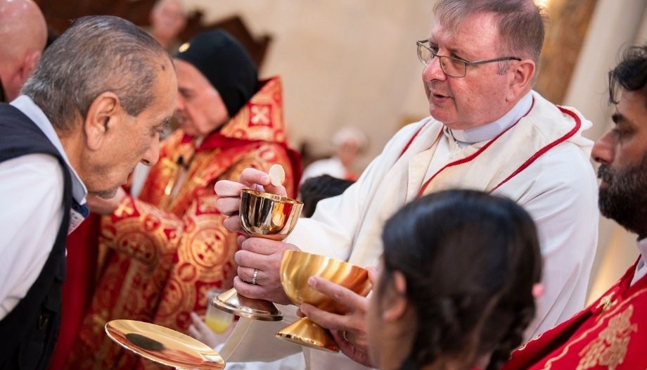 Sacerdote Ayuda Iglesia Necesitada en Líbano.