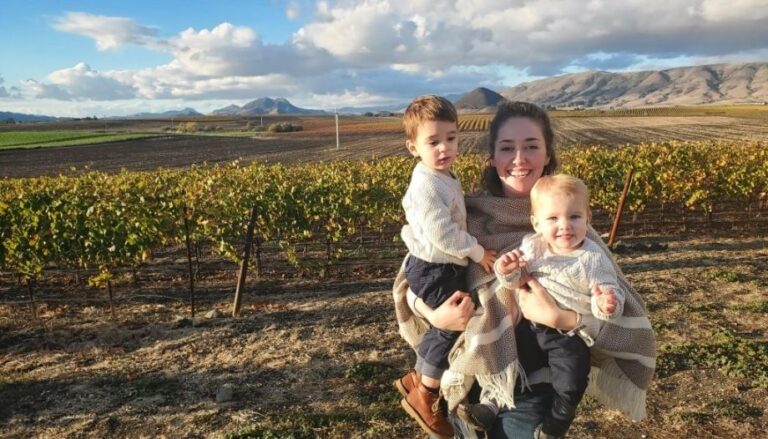 Madre con dos hijos.