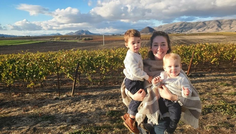 Madre con dos hijos.