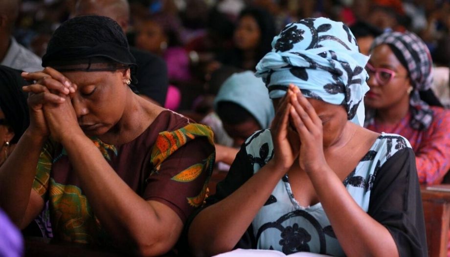Mujeres rezan en Nigeria.
