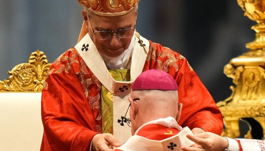 Papa impone palio arzobispo Denver