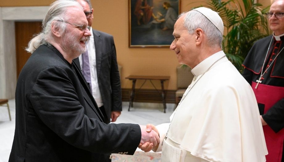 Jon Fosse saluda al Papa.
