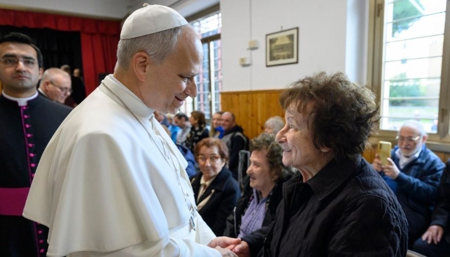 Papa León XIV con una anciana.-