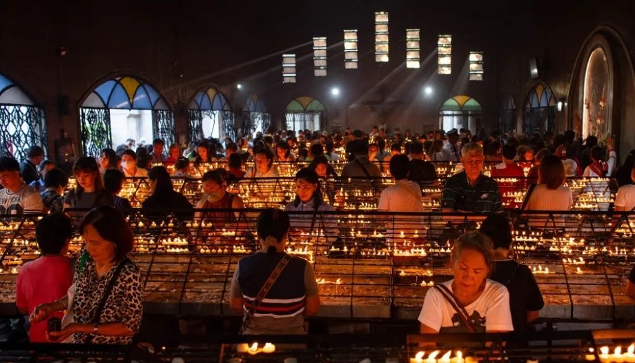 Católicos filipinos rezando.