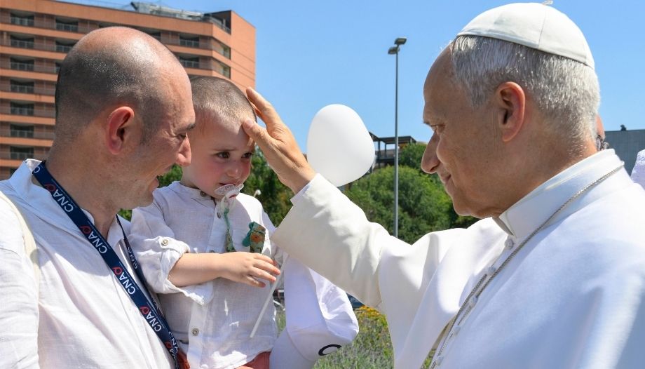 Papa bendice a un bebé en Pavía.
