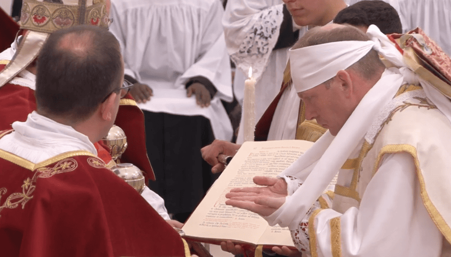 momento de la ordenacion episcopal en la fraternidad sacerdotal san pio x